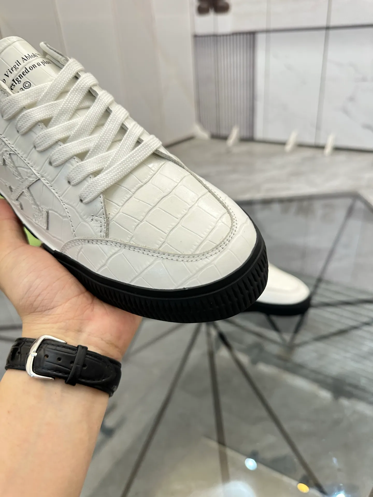 Selling men's shoes 💰: 💰P440¥ Product trademark: OFF WHITE *"OFF WHITE*" low-top casual shoes Regular size: 35-45 (can be customized to 46) Couple style Product material: imported cowhide upper, breathable lining, original outsole. No.: H203